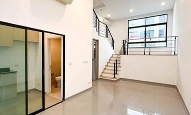À vendre 3 chambres maison de ville à Suan Luang, Bangkok