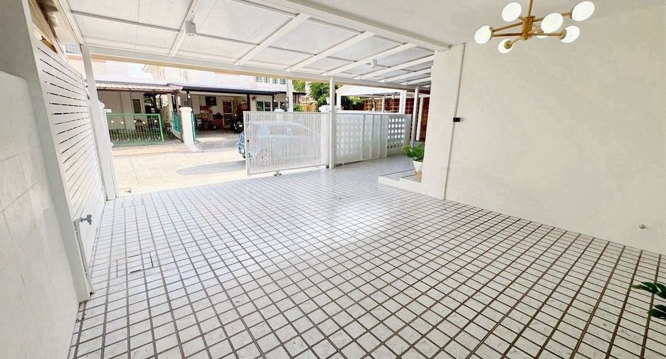 出售 4 卧室 联排别墅 在 Don Mueang, 曼谷