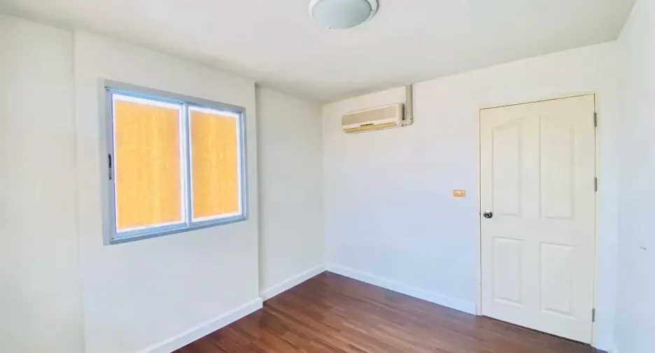 Condo en venta de 3 habitaciones en Yan Nawa, Bangkok