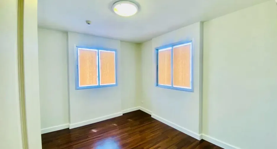 Condo en venta de 3 habitaciones en Yan Nawa, Bangkok