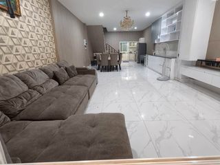 Casa en alquiler de 4 habitaciones en Huai Khwang, Bangkok