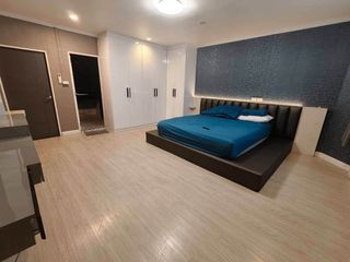 Casa en alquiler de 4 habitaciones en Huai Khwang, Bangkok