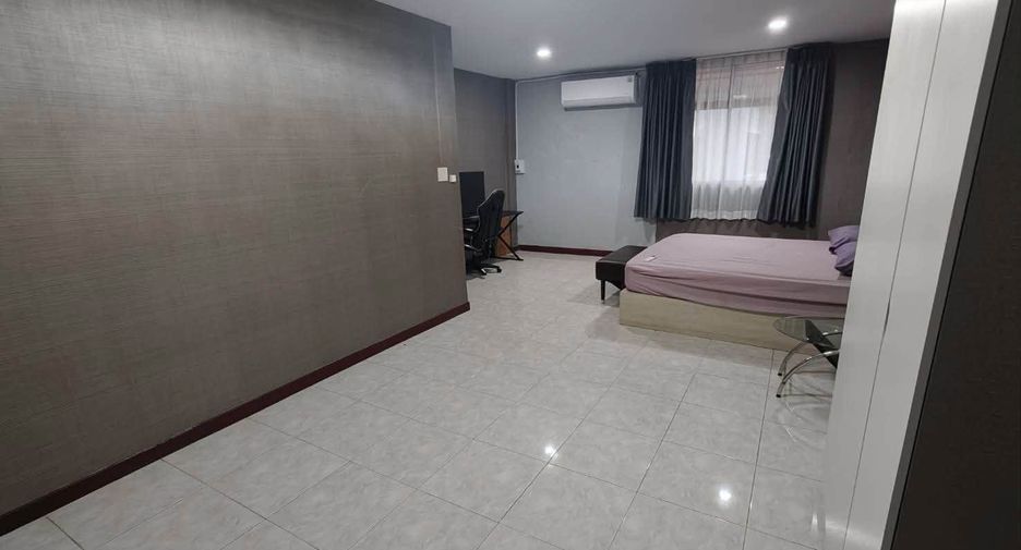 Casa en alquiler de 4 habitaciones en Huai Khwang, Bangkok