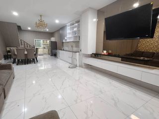 Casa en alquiler de 4 habitaciones en Huai Khwang, Bangkok
