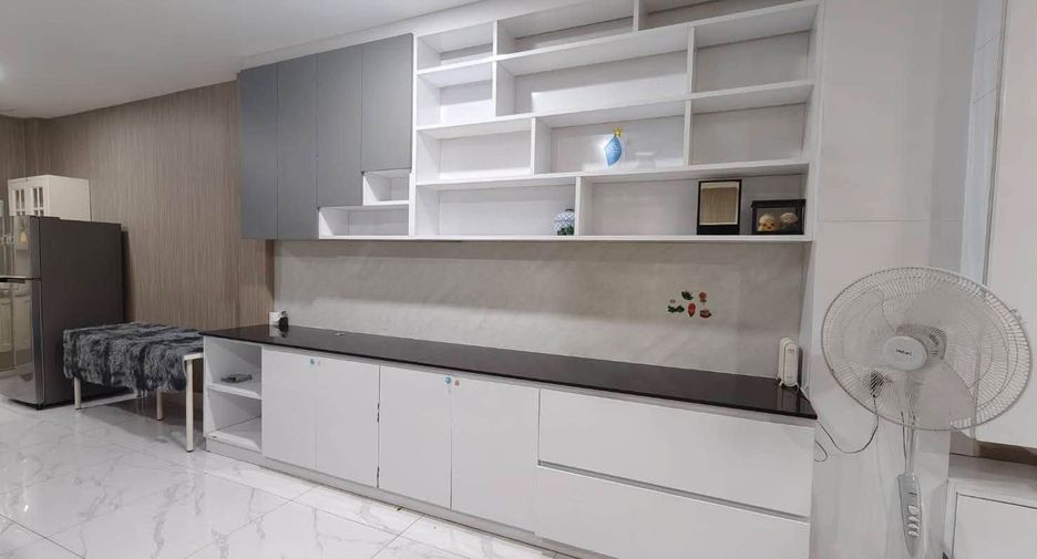 Casa en alquiler de 4 habitaciones en Huai Khwang, Bangkok