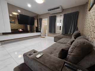Casa en alquiler de 4 habitaciones en Huai Khwang, Bangkok