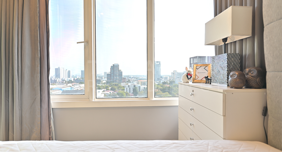 For rent 3 bedrooms condo in Khlong Toei, Bangkok