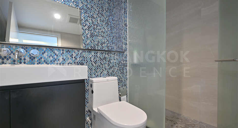 For rent 3 bedrooms condo in Khlong Toei, Bangkok
