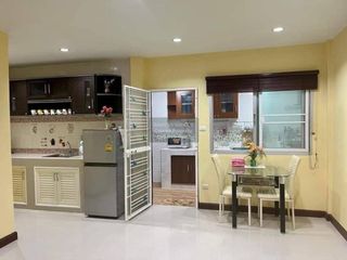 Casa adosada en venta de 3 habitaciones en Bang Khun Thian, Bangkok