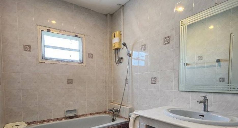 For sale 4 bedrooms house in Lat Krabang, Bangkok