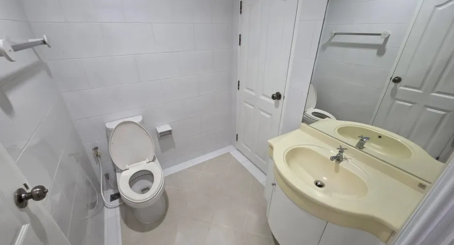 For rent 2 bedrooms condo in Huai Khwang, Bangkok
