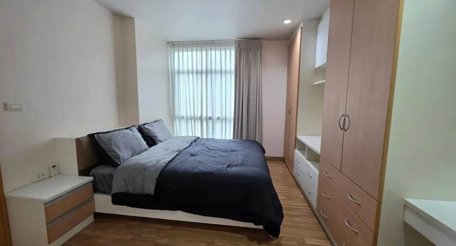For rent 2 bedrooms condo in Huai Khwang, Bangkok