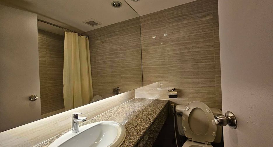 For rent 4 bedrooms condo in Yan Nawa, Bangkok