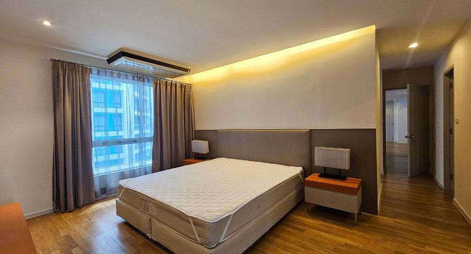 For rent 4 bedrooms condo in Yan Nawa, Bangkok