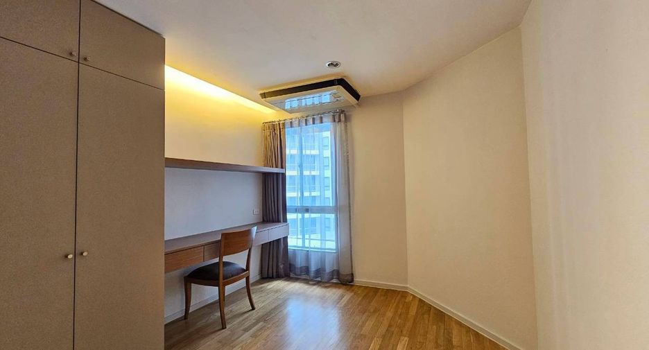 For rent 4 bedrooms condo in Yan Nawa, Bangkok