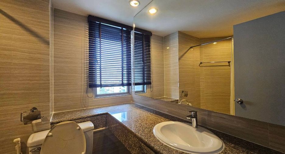 For rent 4 bedrooms condo in Yan Nawa, Bangkok