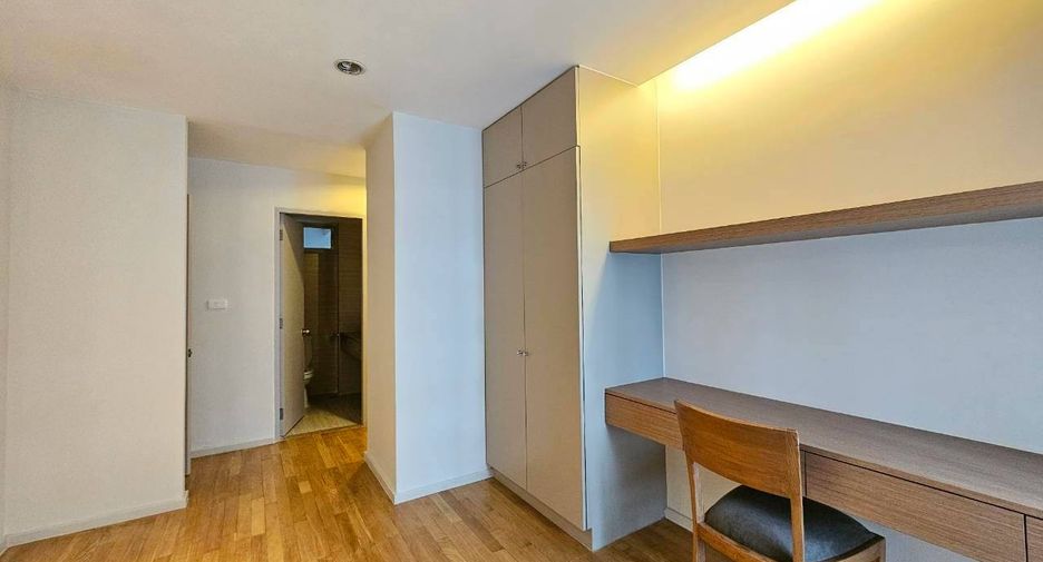 For rent 4 bedrooms condo in Yan Nawa, Bangkok