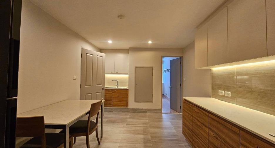 For rent 4 bedrooms condo in Yan Nawa, Bangkok