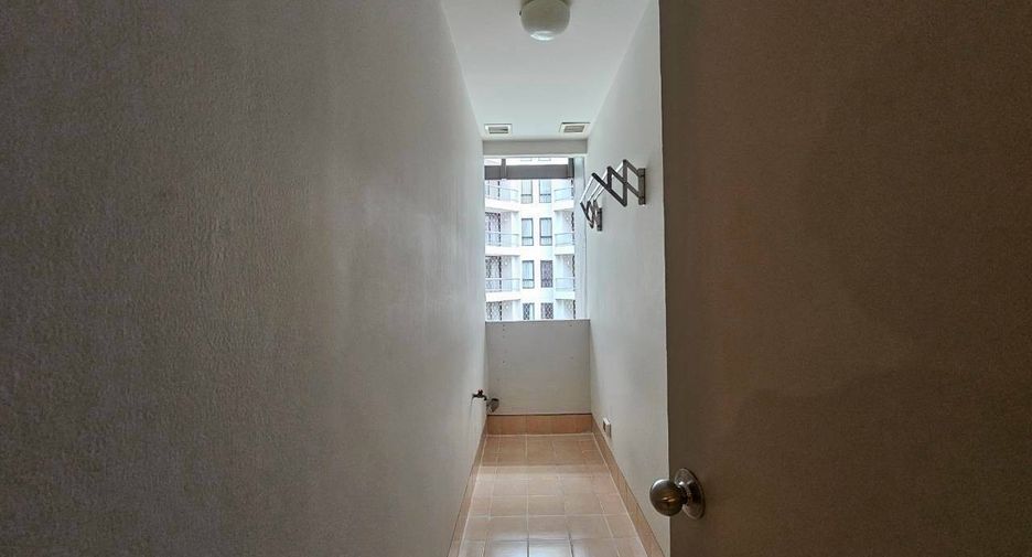 For rent 4 bedrooms condo in Yan Nawa, Bangkok