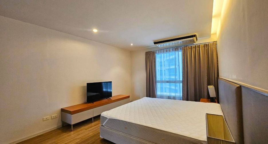 For rent 4 bedrooms condo in Yan Nawa, Bangkok