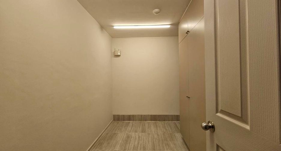 For rent 4 bedrooms condo in Yan Nawa, Bangkok