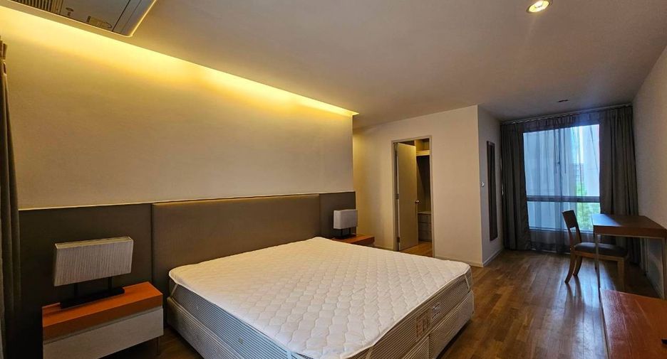 For rent 4 bedrooms condo in Yan Nawa, Bangkok
