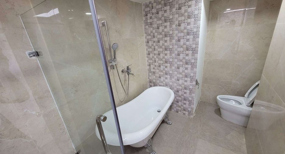 For rent 3 ベッドルーム condo in Khlong Toei, Bangkok