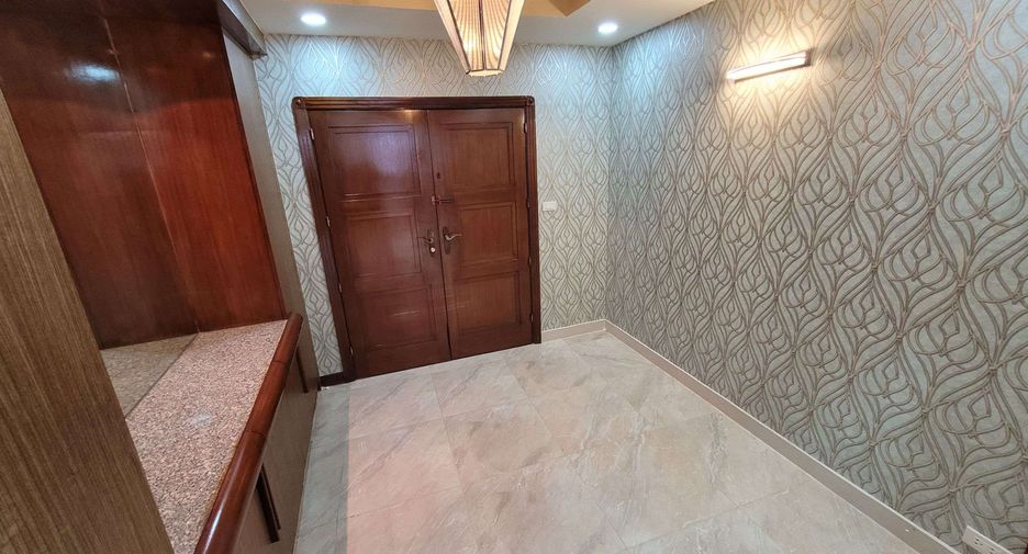 For rent 3 ベッドルーム condo in Khlong Toei, Bangkok