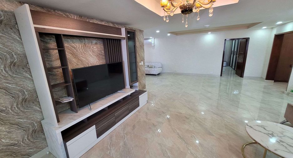 For rent 3 ベッドルーム condo in Khlong Toei, Bangkok