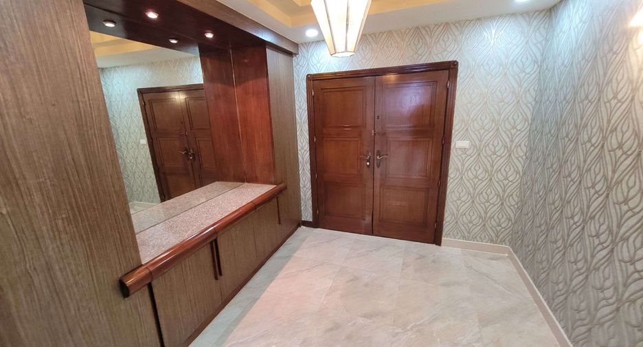 For rent 3 ベッドルーム condo in Khlong Toei, Bangkok
