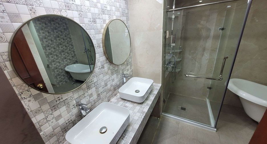 For rent 3 ベッドルーム condo in Khlong Toei, Bangkok