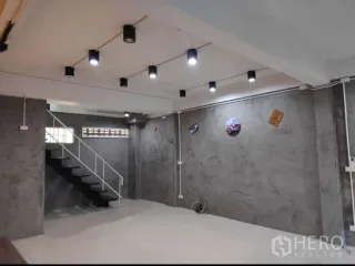 Büro zur Miete mit 5 Zimmer in Khlong Toei, Bangkok