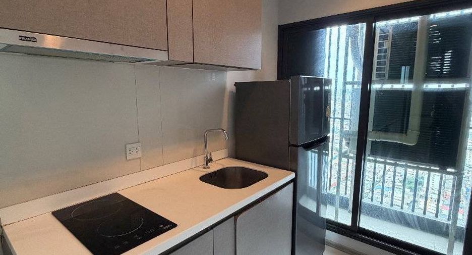 For rent 2 bedrooms condo in Huai Khwang, Bangkok