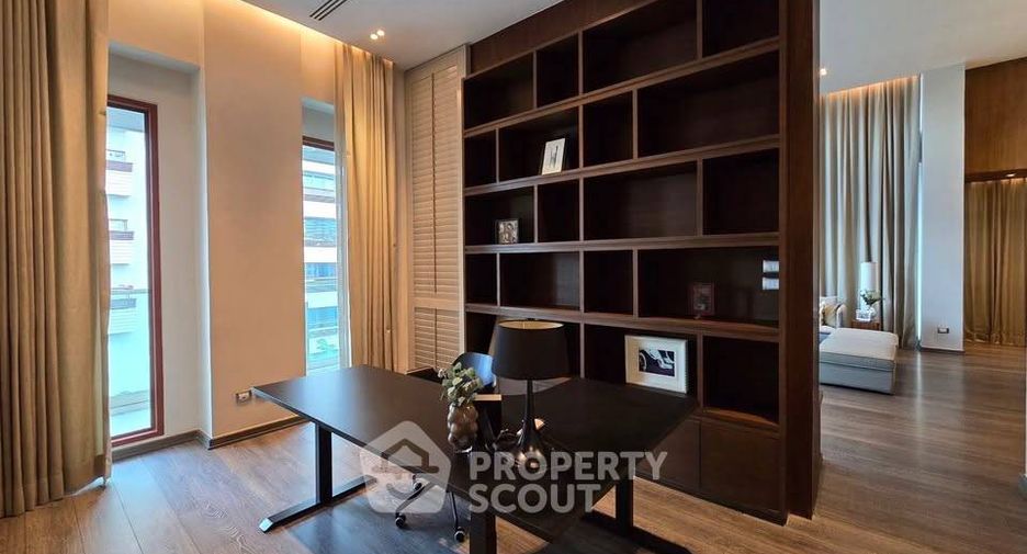 For rent 3 bedrooms condo in Khlong Toei, Bangkok