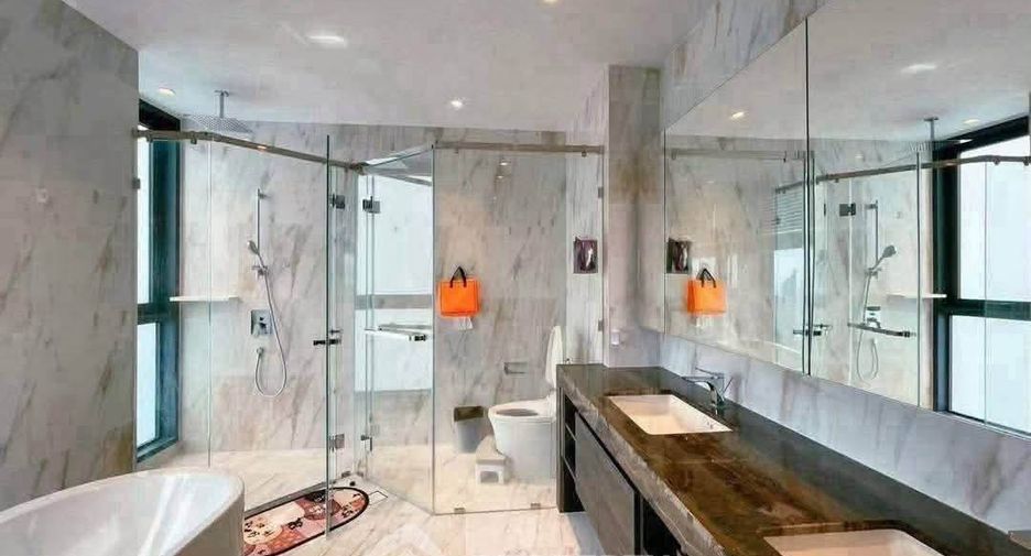 For rent 4 bedrooms condo in Sathon, Bangkok