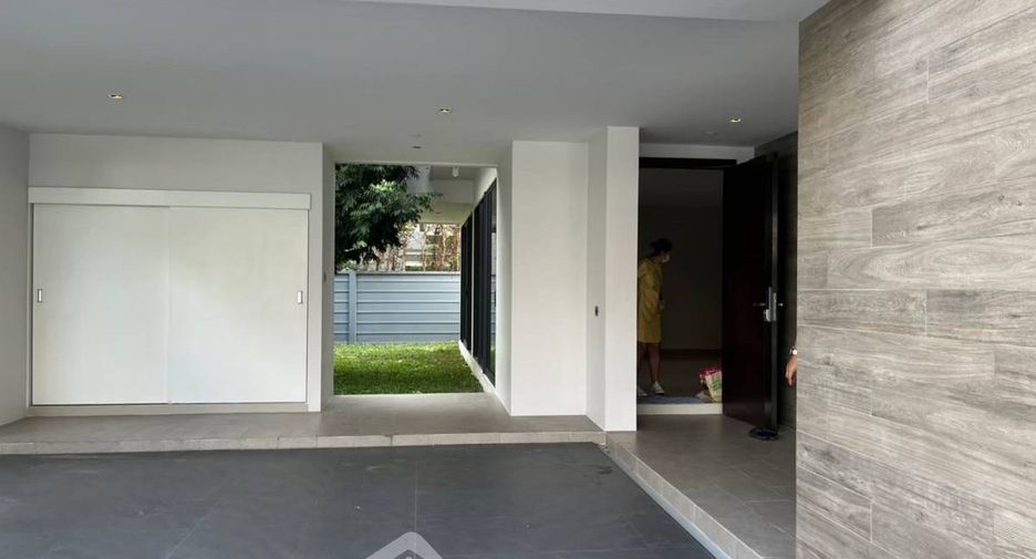 For rent and for sale 4 bedrooms house in Huai Khwang, Bangkok