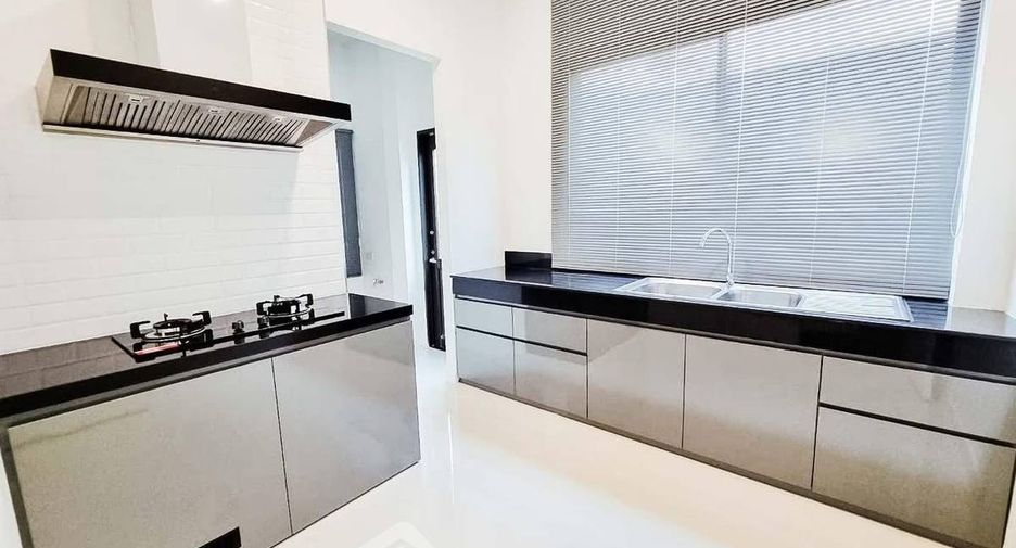 Casa en alquiler y en venta de 5 habitaciones en Lat Krabang, Bangkok