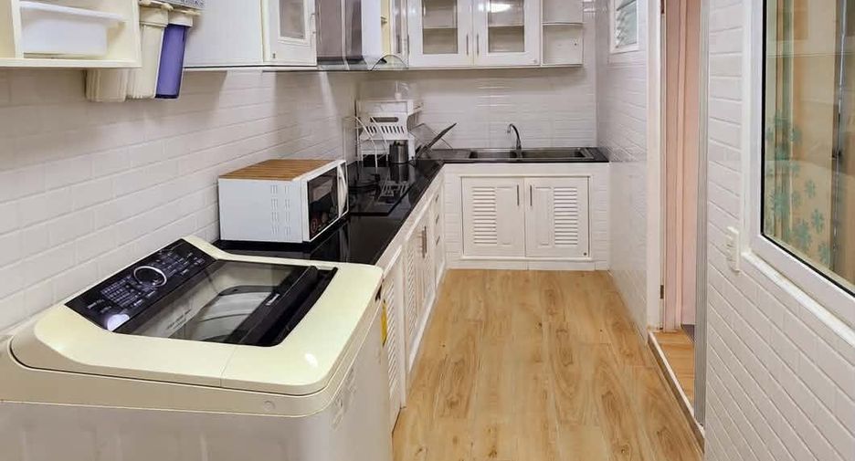 For rent 3 ベッドルーム townhouse in Phra Khanong, Bangkok
