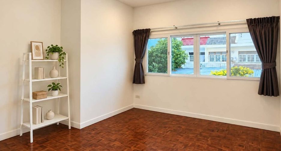 For rent 3 ベッドルーム townhouse in Phra Khanong, Bangkok