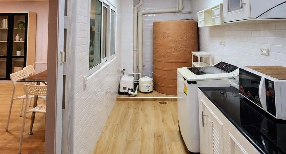 For rent 3 ベッドルーム townhouse in Phra Khanong, Bangkok