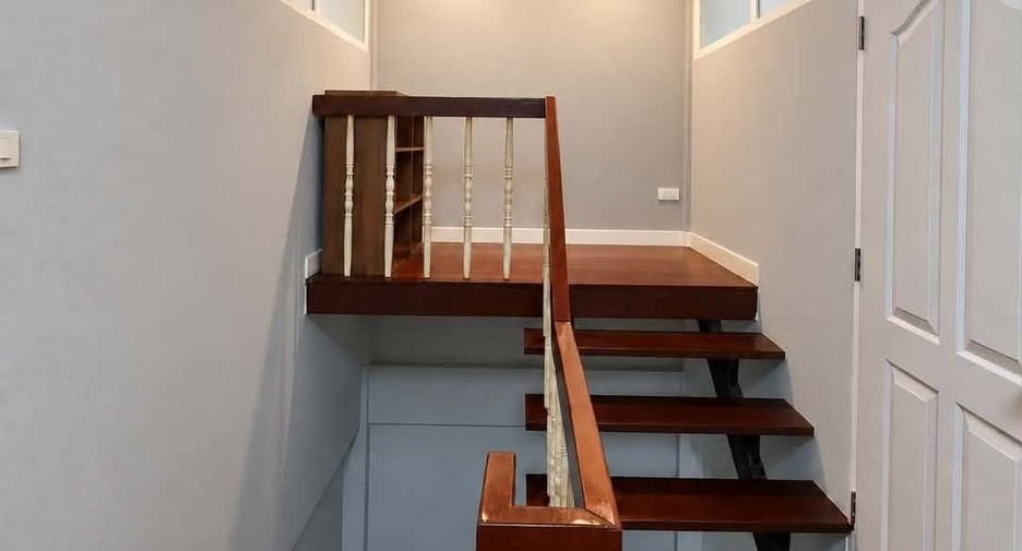 For rent 3 ベッドルーム townhouse in Phra Khanong, Bangkok
