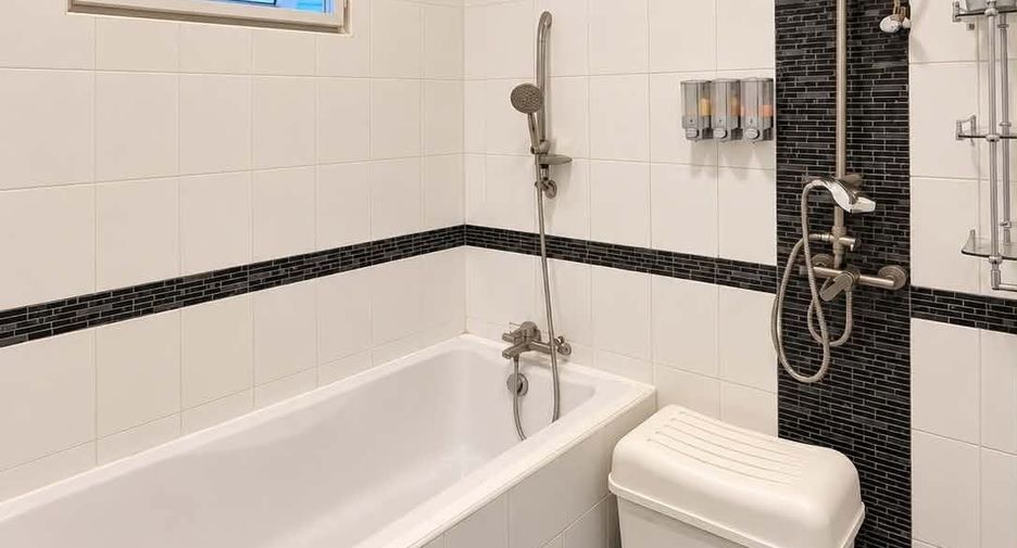 For rent 3 ベッドルーム townhouse in Phra Khanong, Bangkok