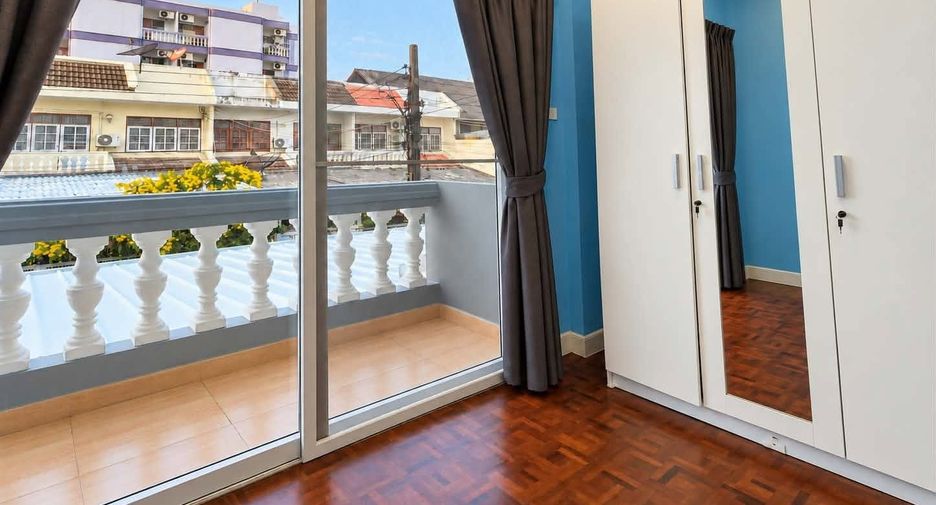 For rent 3 ベッドルーム townhouse in Phra Khanong, Bangkok