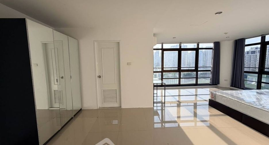 For rent 3 bedrooms condo in Watthana, Bangkok