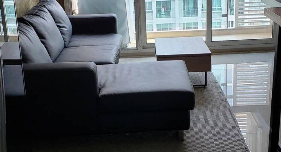 For rent 2 bedrooms condo in Huai Khwang, Bangkok