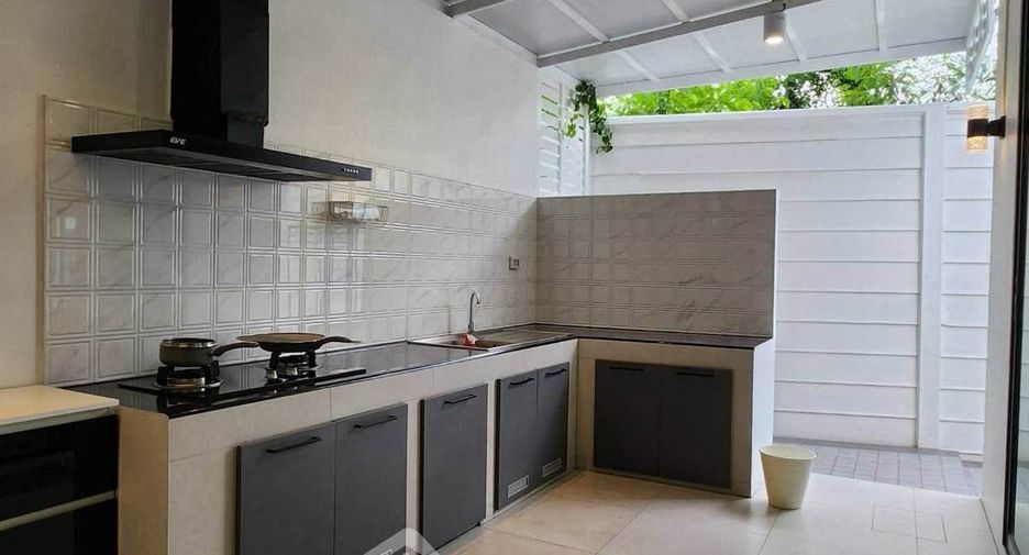 For rent 3 bedrooms townhouse in Suan Luang, Bangkok