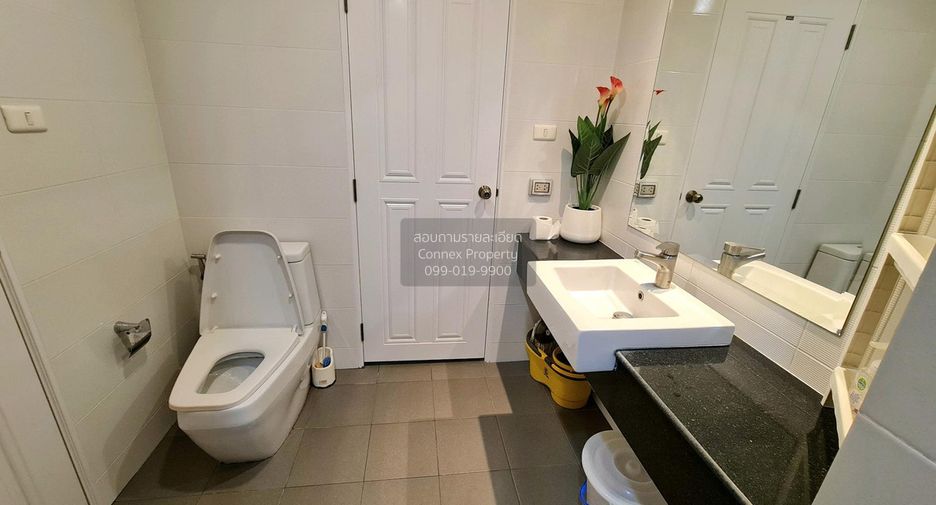 For rent 3 bedrooms townhouse in Suan Luang, Bangkok