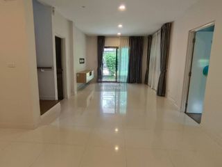 Casa en alquiler de 3 habitaciones en Prawet, Bangkok