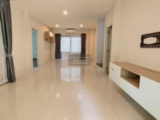Casa en alquiler de 3 habitaciones en Prawet, Bangkok
