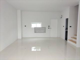 À vendre 3 chambres maison de ville à Ban Bueng, Chonburi